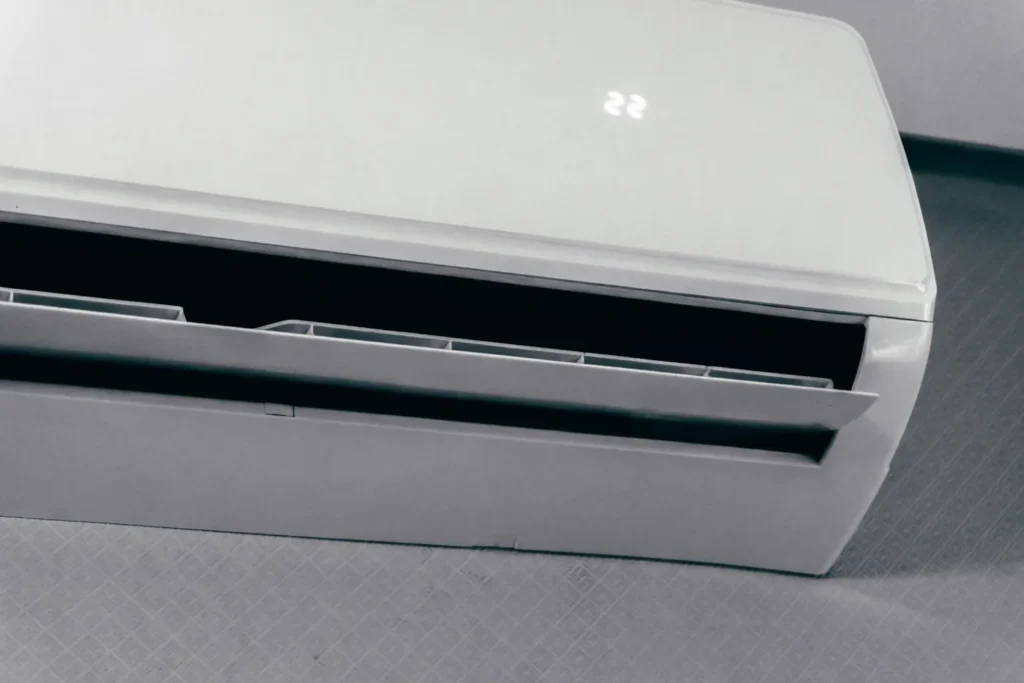Air conditioner with temperature display